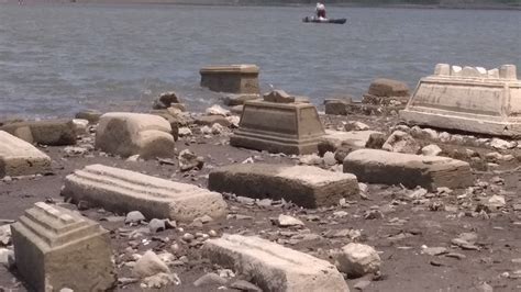 Air Waduk Gajah Mungkur Menyusut Makam Kuno Muncul Ke Permukaan