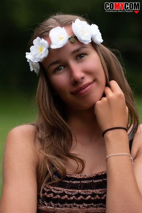 Flower Power Boho Girl A Flower Headband Makes The 70s Woodstock