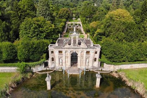 Al Turista Le Chiavi Del Castello La Vacanza Nelle Dimore Storiche In