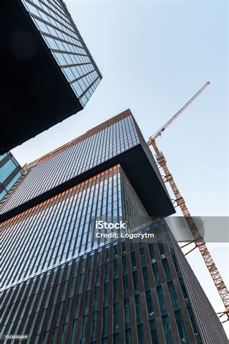 Gedung Pencakar Langit Yang Sedang Dibangun Dan Crane Konstruksi Dilihat Dari Bawah Foto Stok