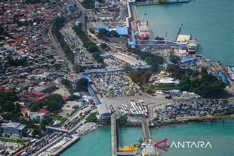 Antrean Kendaraan Pemudik Pada H Lebaran Di Pelabuhan Merak Antara News