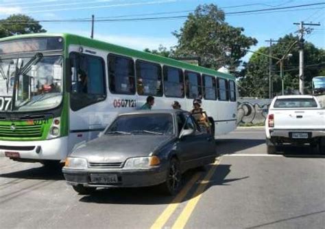 Ônibus tenta ultrapassar Monza e bate