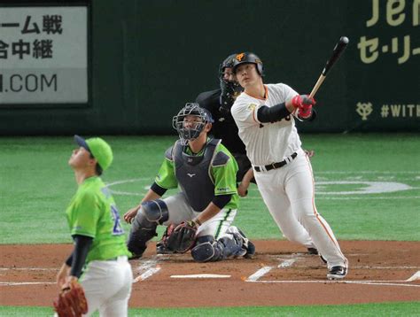 ＜巨・ヤ＞初回1死一、二塁、吉田喜（左）から右越えの先制3ランを放つ岡本（撮影・木村 揚輔） ― スポニチ Sponichi Annex 野球