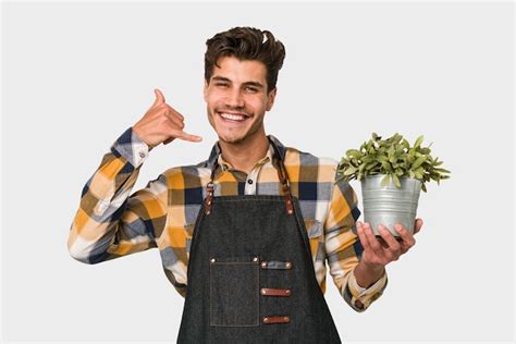 Mostrando Un Gesto De Llamada De Tel Fono M Vil Con Los Dedos Foto