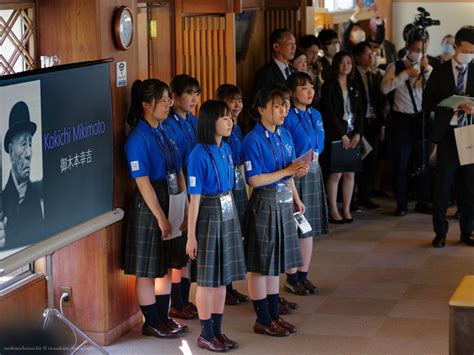 G7三重・伊勢志摩交通大臣会合 ミキモト真珠島で大臣に説明する高校生 伊勢志摩経済新聞