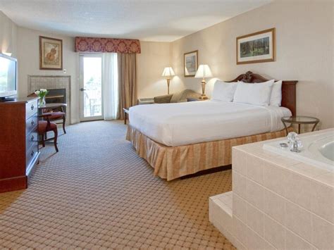 17 Romantic hotels in Gatlinburg TN with hot tub in room