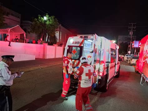 Mujer motociclista choca contra camión repartidor frente al Hospital