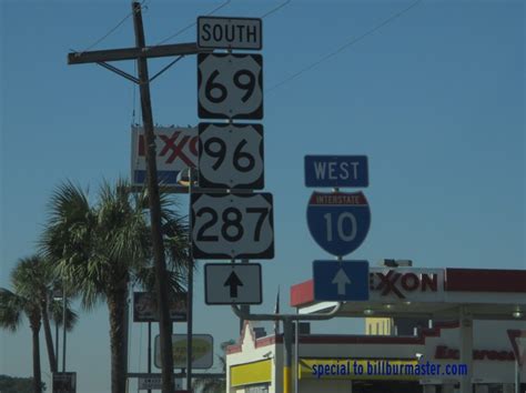 A set of guide markers near Beaumont.