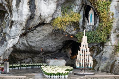 Gruta de la Aparición donde Nuestra Señora se apareció a Bernadette