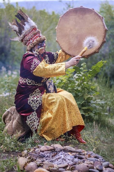 История или хроника о жизни замечательных людей из мира кино, музыки ...
