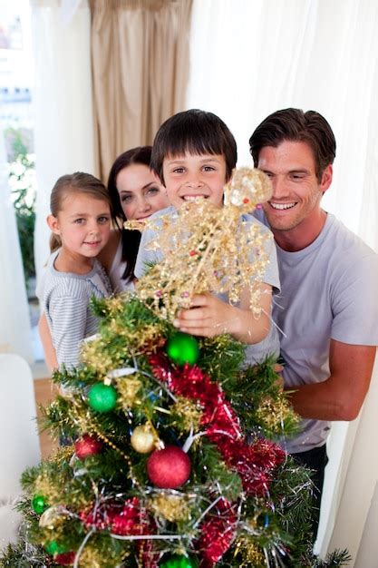 Fam Lia Feliz Que Decora Uma Rvore De Natal Foto Premium