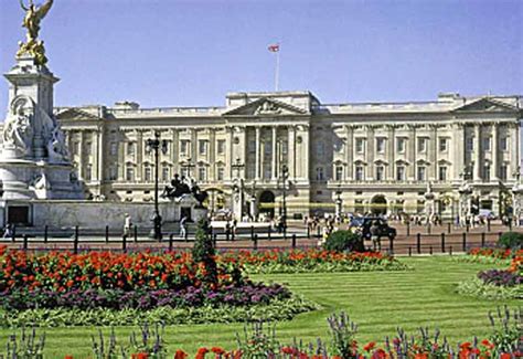 UK's Buckingham Palace could become luxury hotel - Business - HOTELIER ...