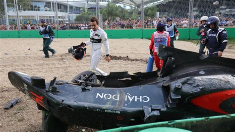 Brutal Accidente De Fernando Alonso En Australia Eurosport