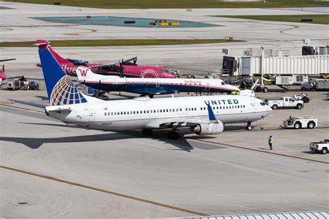 United Airlines 737 800w N14237 Pushback Seve Benincasa Flickr