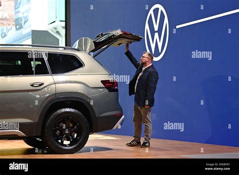 New York Tats Unis Th Avril Un Homme Regarde Volkswagen Suv