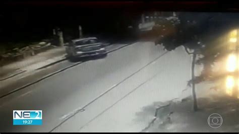 Vídeo Homem é Preso Depois De Roubar Um Carro E Bater Num Poste Ne2 G1