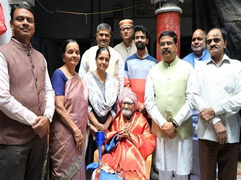 Dharmendra Pradhan meets the family of Mahakavi Subramania Bharathiyar ...