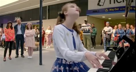 Blind Autistic Girl Stops Strangers In Tracks With Stunningly Beautiful ...