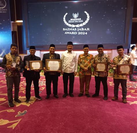 Kado HJKB Ke 214 BAZNAS Kota Bandung Juara Umum BAZNAS Jabar Award