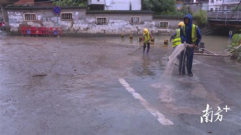 强降雨导致乐昌城区内涝 相关部门及时处置恢复通行积水洞口人员