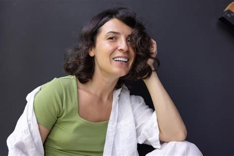 Portrait D une Belle Femme Souriante à La Caméra Avec Des Cheveux