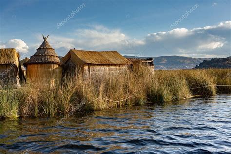 El pueblo flotante de Uros en el lago Titicaca Perú Lago Titicaca es