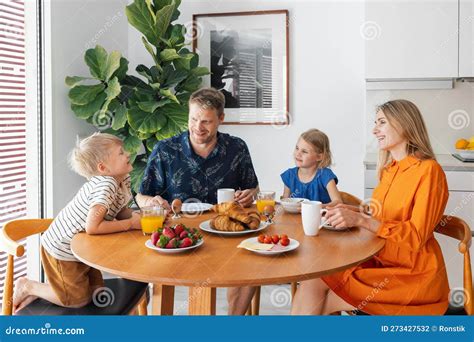 Familia Con Dos Ni Os Sentados En La Mesa Y Desayunando En La Cocina De