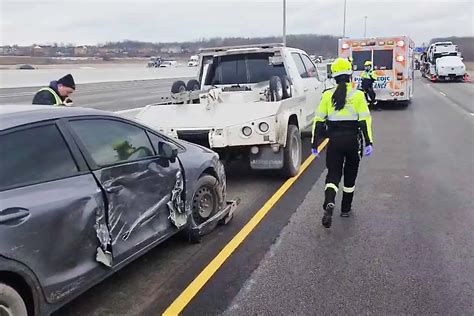 2 Vehicle Crash Closes Lane On Hwy 401 In Mississauga Insauga