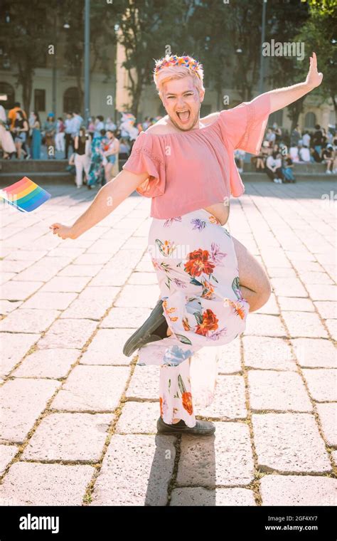 Bandera del arco iris gay fotografías e imágenes de alta resolución Alamy