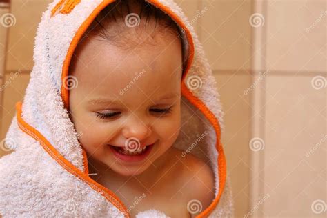 Dans La Salle De Bains Photo Stock Image Du Rire Fille 703696