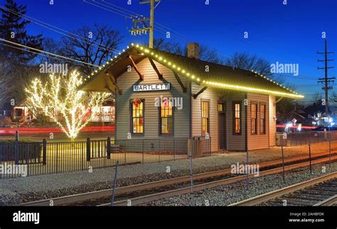 Bartlett, Illinois, USA. Railroad station decorated for Christmas in ...