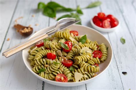 Salade de pâtes au pesto et tomates cerises