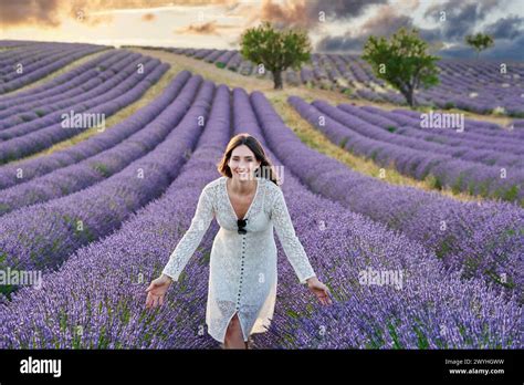 Lavanda En Flor Hi Res Stock Photography And Images Alamy