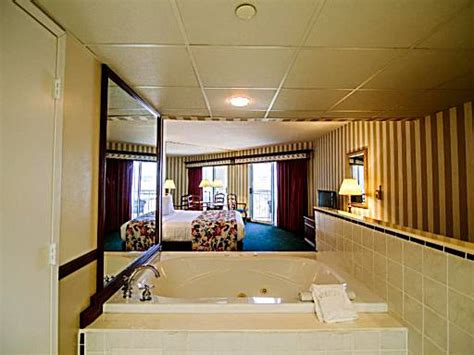 9 Hotel Rooms with Jacuzzi in Traverse City - Anna's Guide