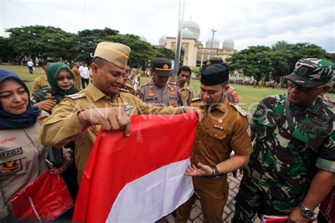 GERAKAN PEMBAGIAN 10 JUTA BENDERA MERAH PUTIH ANTARA Foto