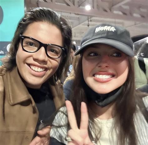 Olivia Rodrigo HQ On Twitter Olivia With Fans At The Airport In