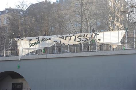 Fotostrecke Sichtbarer Protest Stuttgart Gegner Befestigen Banner