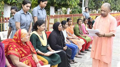 Cm Yogi Adityanath Listened To The Problems Of 200 People In Janata