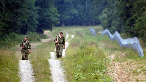 Poland building fence along border with Russia — RT World News