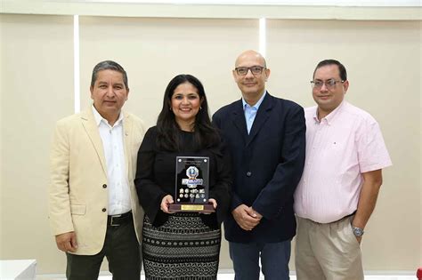 Directora De Aduanas Recibe Premio Internacional