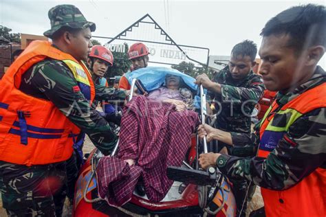 Evakuasi Korban Banjir Di Bekasi Antara Foto