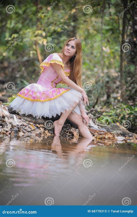 Belle Fille De L Asie Dans La Robe De Ballet Sur La Nature Image Stock