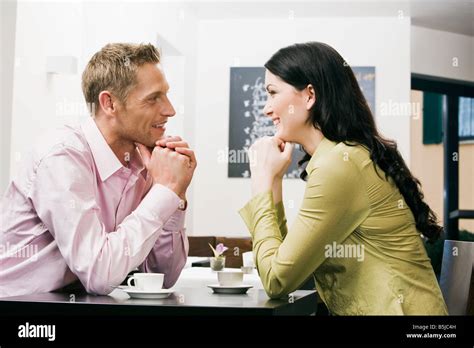 Femme Blonde Et Homme Aux Cheveux Noirs Banque D Image Et Photos Alamy