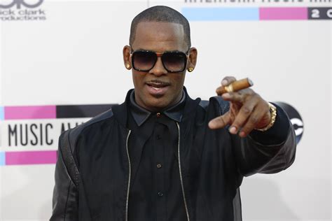 R Kelly Reage A Acusações De Abuso Sexual Em Canção Com 19 Minutos De