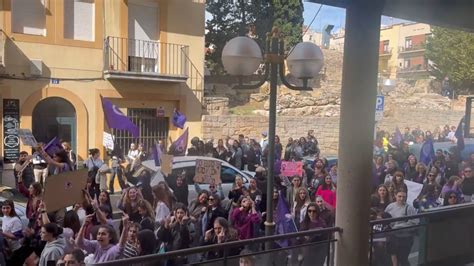 Feministas Gritan Puta Vox Y Una Copa Menstrual En La Boca De