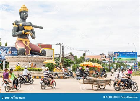 The Ta Dumbong Kro Nhong Statue and Khmer People at Roundabout of Battambang, Cambodia Editorial ...