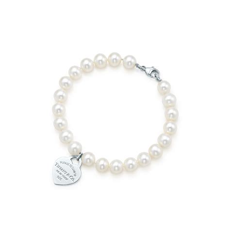 Return to Tiffany™ small heart tag in silver on a freshwater pearl bracelet. | Tiffany & Co.