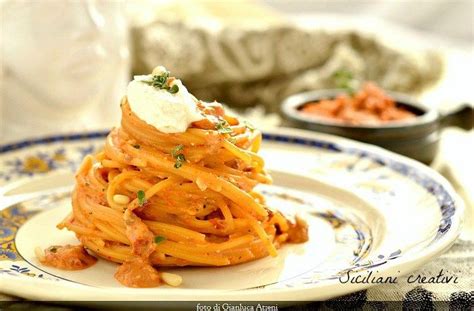 Pasta Al Pesto Rosso Siciliano Con Pomodori Secchi Pinoli E Ricotta