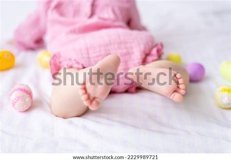 piernas desnudas de un niño pequeño Foto de stock 2229989721 Shutterstock