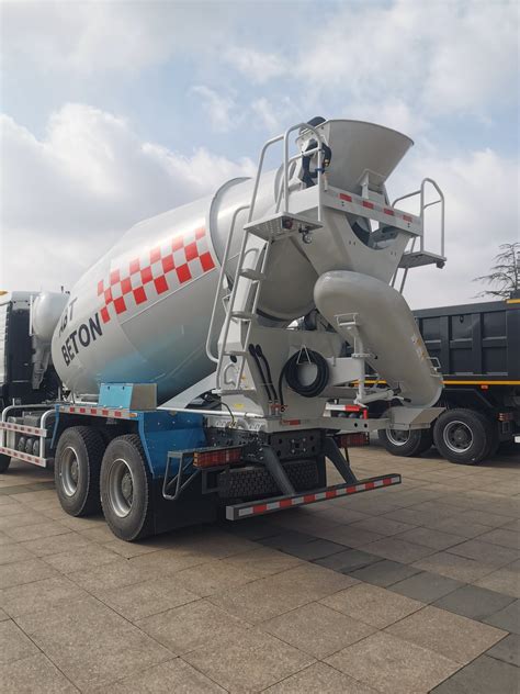 Hot Sale Heavy Duty Sinotruk HOWO 8 20cbm Variable Capacity On Site